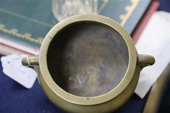 A Chinese bronze gui censer, Xuande mark, 18th/19th century, W. 17cm